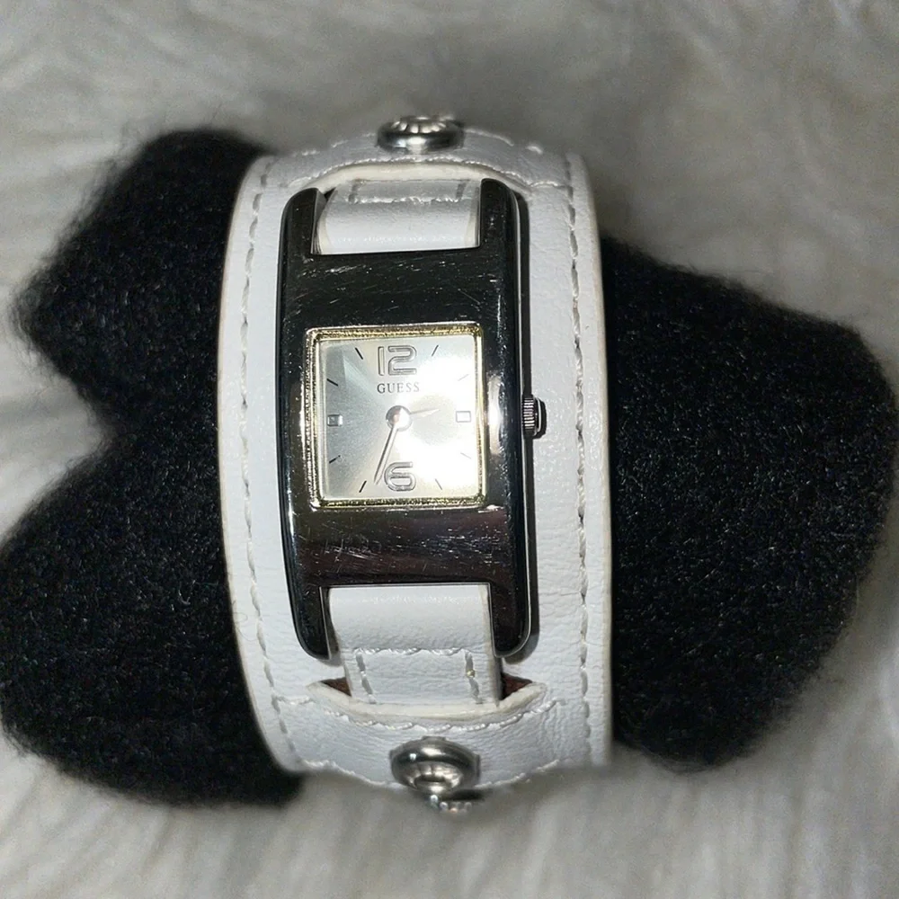 Guess Watch White Leather Watch Genuine Guess Watch Hard to Find⌚️🔻NEW BATTERY